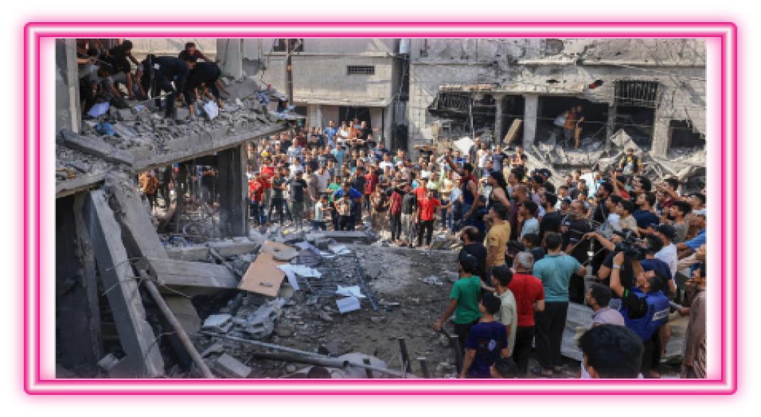 ২৪ অক্টোবর গাজা উপত্যকায় ইসরায়েলের হামলায় বিধ্বস্ত দালান থেকে মরদেহ উদ্ধার করছেন ফিলিস্তিনিরা। ছবি: এএফপি